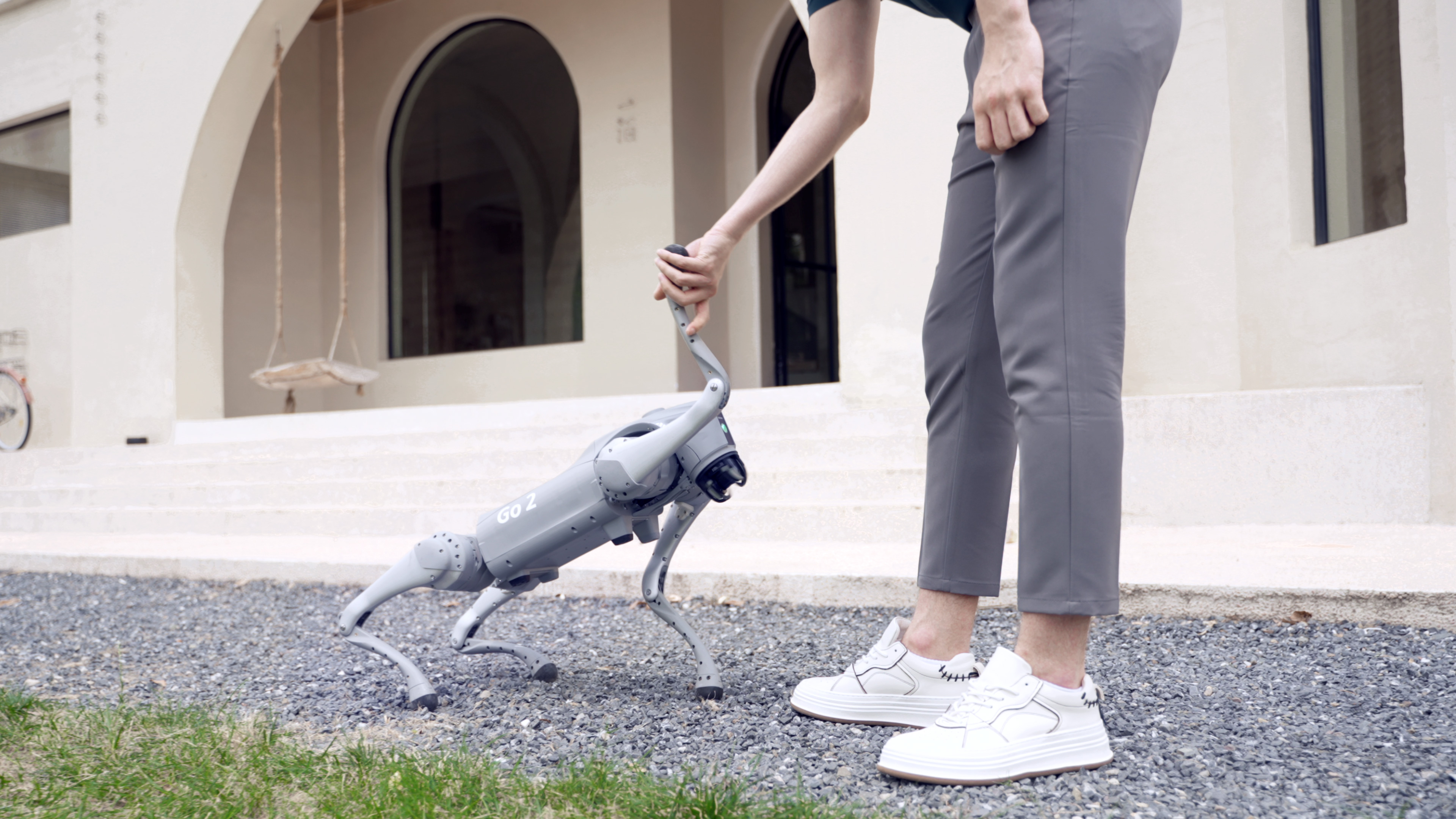 Unitree Go 2 Edu – czworonożny robot edukacyjny do badań STEM i projektów AI, prezentowany w warunkach terenowych.